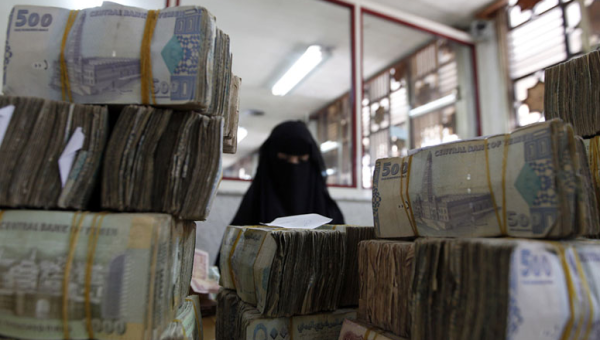 الحكومة الشرعية اليمنية عاجزه عن صرف مرتبات موظفيها الشهر المقبل 